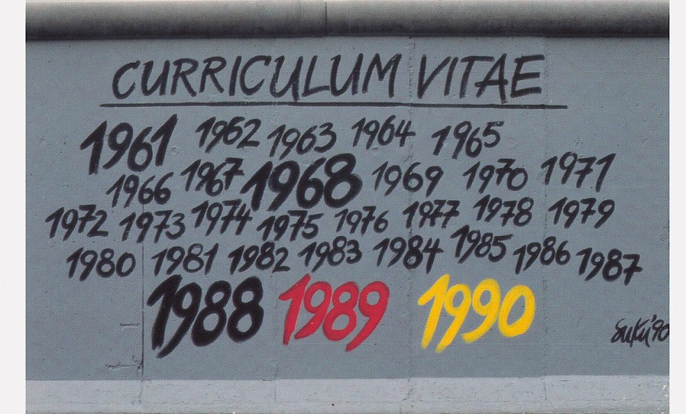 East Side Gallery: Susanne Kunjappu-Jellinek, Curriculum Vitae, 1990 © Stiftung Berliner Mauer, Postkarte