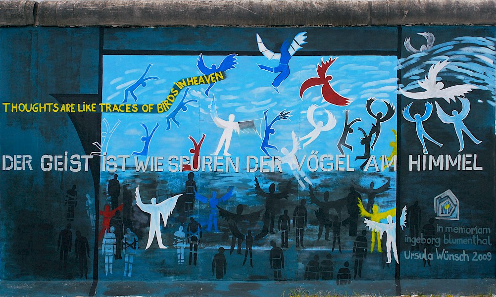 East Side Gallery: Ingeborg Blumenthal, Der Geist ist wie die Spuren der Vögel am Himmel, 2009 © Stiftung Berliner Mauer, Foto: Günther Schaefer