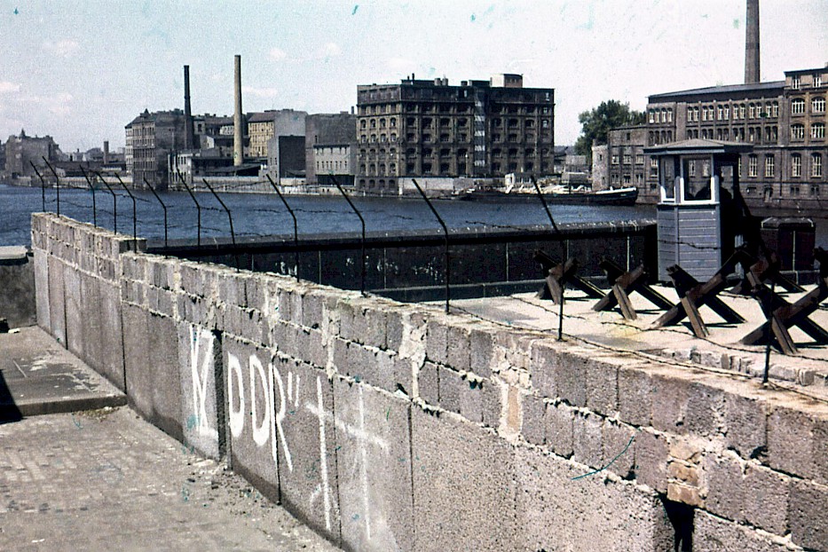 Die private Aufnahme zeigt die Häuser an der Mühlenstraße, die Oberbaumbrücke ist bereits abgeriegelt, 1963
