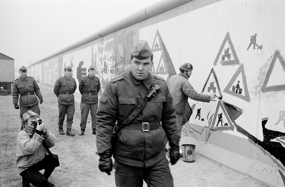 Vor den Augen der DDR-Grenzsoldaten und in aller Öffentlichkeit bemalten Ost-Berliner Künstlerinnen und Künstler die Mauer am Potsdamer Platz, November 1989