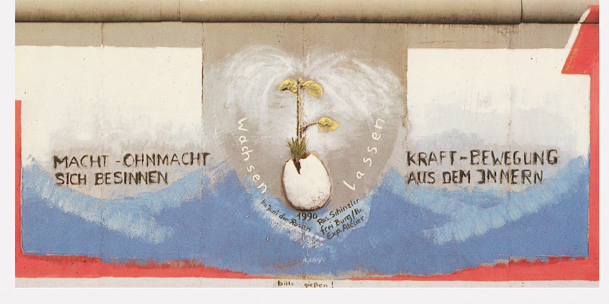 East Side Gallery: Rosemarie Schinzler, Wachsen lassen, 1990 © Stiftung Berliner Mauer, Postkarte