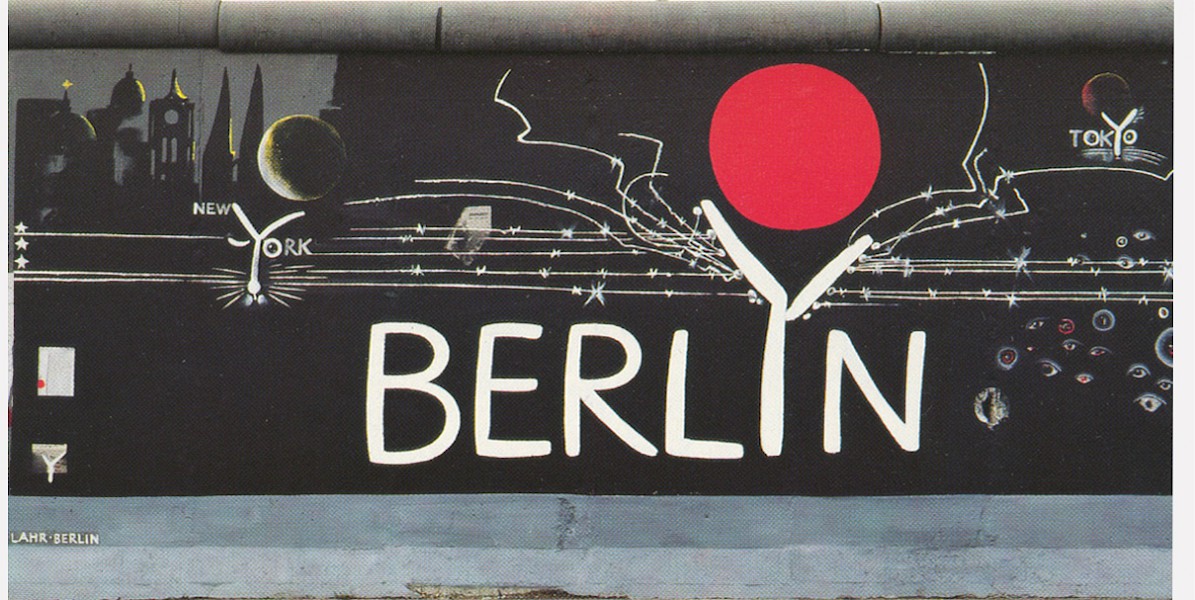 East Side Gallery: Gerhard Lahr, BERLYN, 1990 © Stiftung Berliner Mauer, Postkarte
