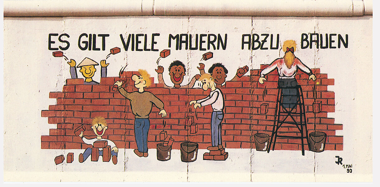 East Side Gallery: Ines Bayer und Raik Hönemann, Es gilt viele Mauern abzubauen, 1990 © Stiftung Berliner Mauer, Postkarte