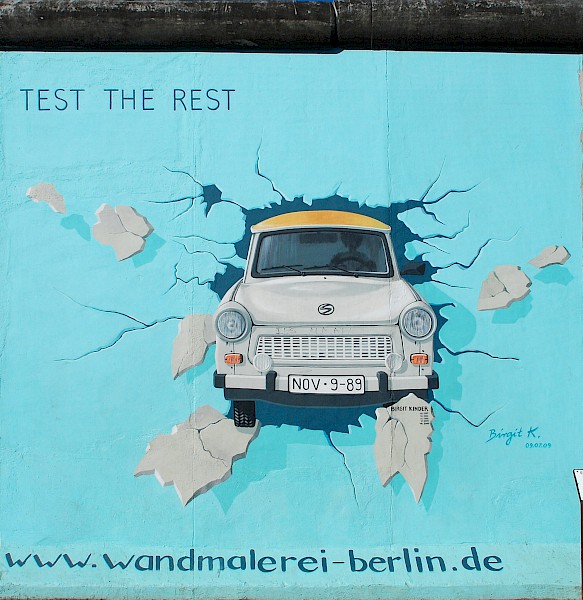 East Side Gallery: Birgit Kinder, Test the Rest, 2009 © Stiftung Berliner Mauer, Foto: Günther Schaefer