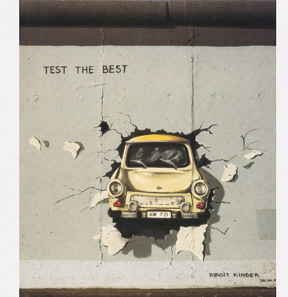 East Side Gallery: Birgit Kinder, Test the Rest, 1990 © Stiftung Berliner Mauer, Postkarte