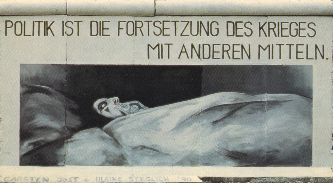 Carsten Jost und Ulrike Steglich, Politik ist die Fortsetzung des Krieges mit anderen Mitteln, 1990 © Stiftung Berliner Mauer, Postkarte