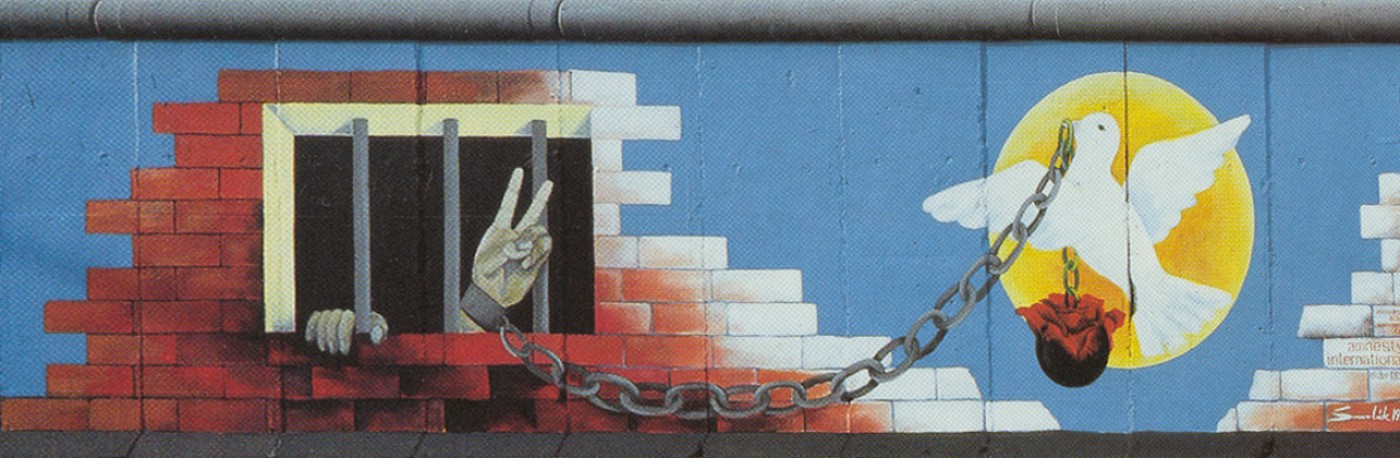 East Side Gallery: Andrej Smolák, Amnesty International in der DDR, 1990 © Stiftung Berliner Mauer, Postkarte
