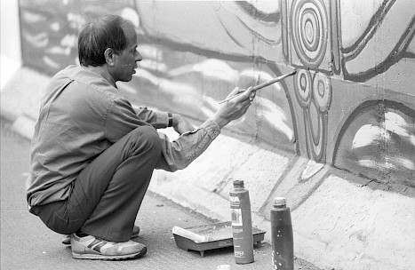 Narendra Kumar Jain beim Malen seines Mauerbildes, 1990