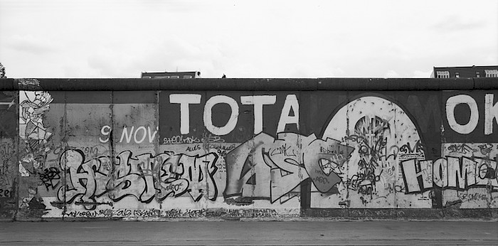 Beschriftungen und Graffitis überdecken das Bild von Willi Berger, 1997