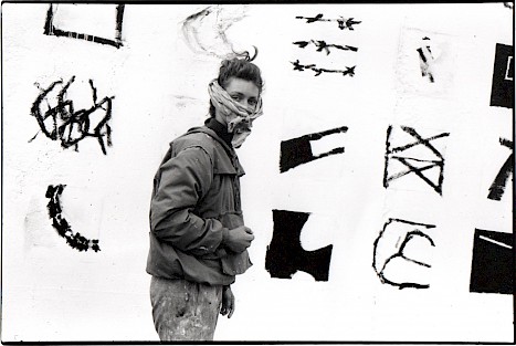 Mirta Domacinovic vor ihrem Bild an der Berliner Mauer, 1990