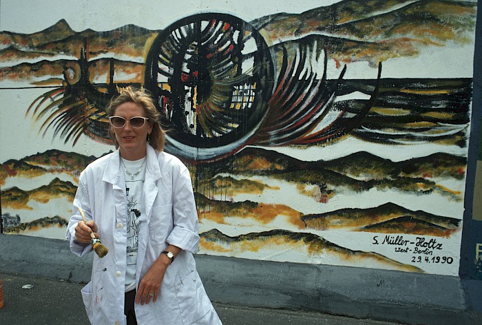 Siegrid Müller-Holtz vor ihrem Mauerbild, 1990