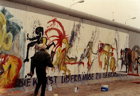 Heike Stephans Gemälde auf der Grenzmauer am Potsdamer Platz am 17. November 1989