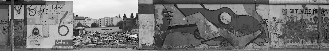 Aus dem Gemälde „Zeichen in der Reihe“ sind mehrere Mauersegmente entnommen worden, um eine Durchfahrt zu ermöglichen, 1997