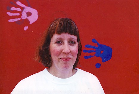 Christine Kühn vor ihrem Bild an der East Side Gallery, 2000