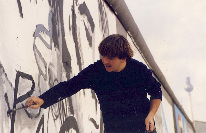 Ignasi Blanch malt sein Gemälde auf die Berliner Mauer, 1990