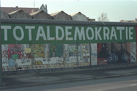 Der Farbanschlag „Totaldemokratie“ betraf neun Kunstwerke der East Side Gallery, 1993