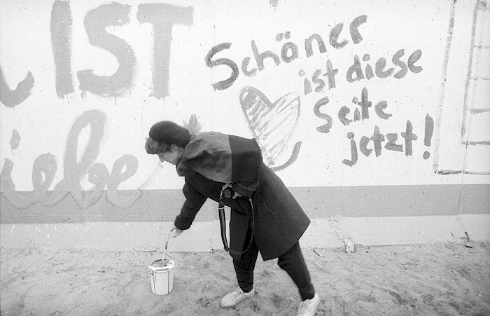 „Schöner ist diese Seite jetzt!“ Schriftzug auf der Berliner Mauer am Potsdamer Platz, 1989