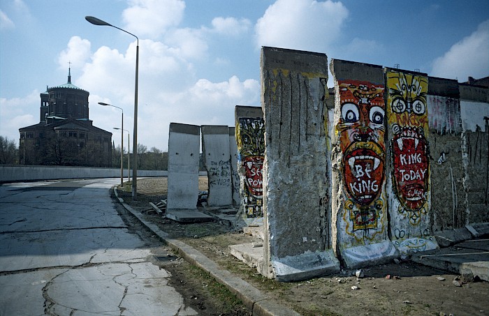 Die bemalte Mauer in Kreuzberg wird 1990 abgebaut.