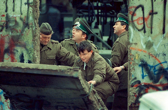 DDR-Grenztruppen beim Abbau der Mauer an der Bernauer Straße, 1990