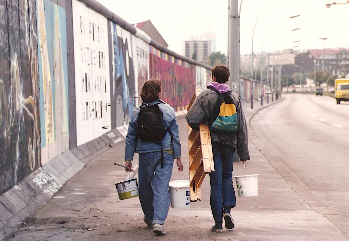 Ignasi Blanch und ein Freund an der East Side Gallery, 1990