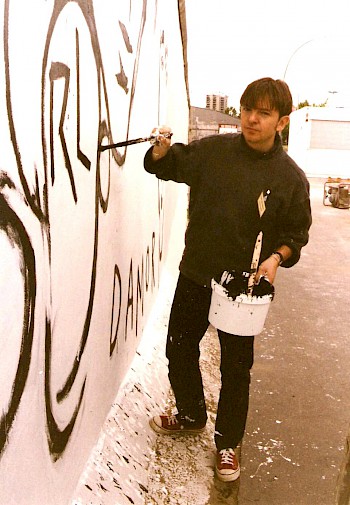 Ignasi Blanch an der East Side Gallery, 1990