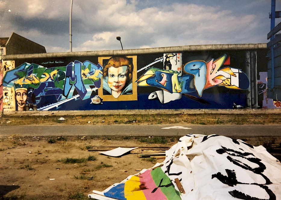 Graffiti von Loomit und Amok auf der West Side Gallery, 1992