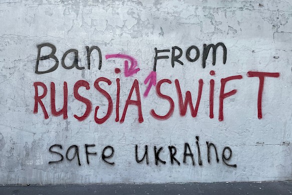 Im Februar 2022 hat der Krieg in der Ukraine begonnen. Sofort hat jemand seine Meinung dazu an die East Side Gallery gesprüht.