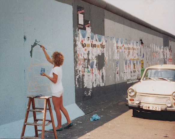 Die Künstlerin Birgit Kinder malt ihr Bild im Jahr 2009 neu.