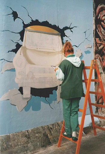 Die Künstlerin Birgit Kinder malt ihr Bild im Jahr 2009 neu.
