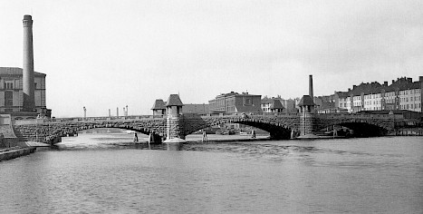 Die Brücke nach Kreuzberg im Jahr 1909.