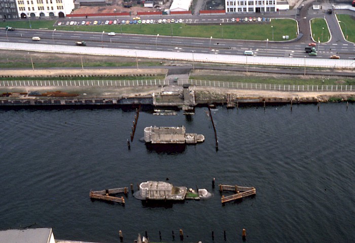 Der leere Grenz-Bereich im Jahr 1972. Die Häuser am Ufer der Spree sind abgerissen worden. Man sieht im Wasser noch die Reste von der Brücke.