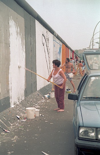 Margaret Hunter an der East Side Gallery, 1990