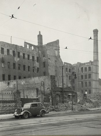 1954 stehen trotz Kriegsschäden noch Häuser auf der Spreeseite der Mühlenstraße