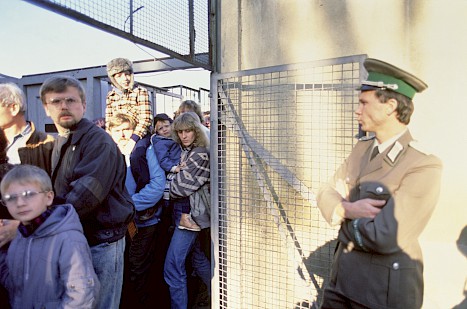 Der Grenz-Übergang an der Oberbaum-Brücke im November 1989