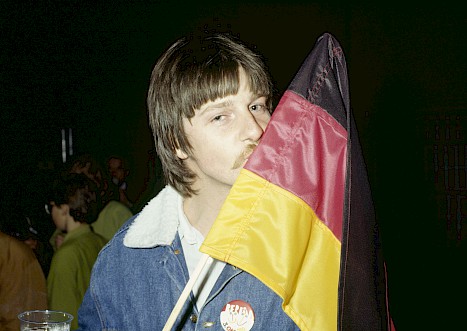 Die meisten Menschen in Ost-Deutschland haben sich schon im Jahr 1989 die Wieder-Vereinigung gewünscht.