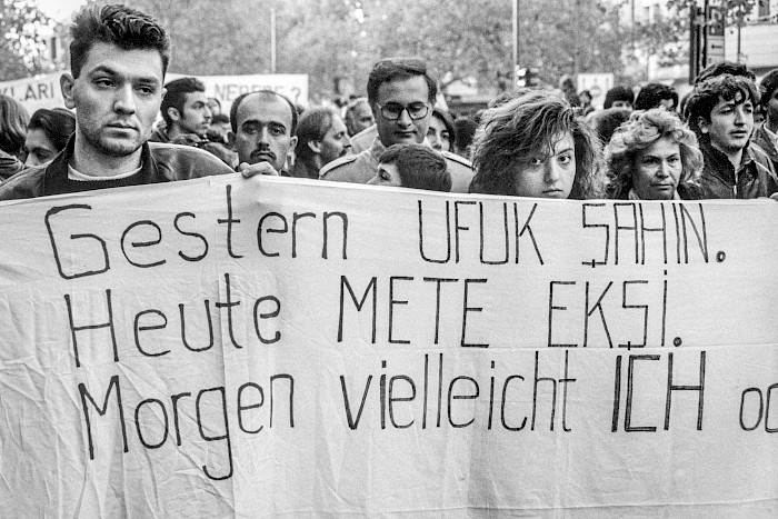 Demonstration im Oktober 1991: nach der Ermordung des 19-jährigen Mete Ekşi und zur Erinnerung an den 24-jährigen Familienvater Ufuk Şahin, der im Frühjahr 1989 getötet worden war