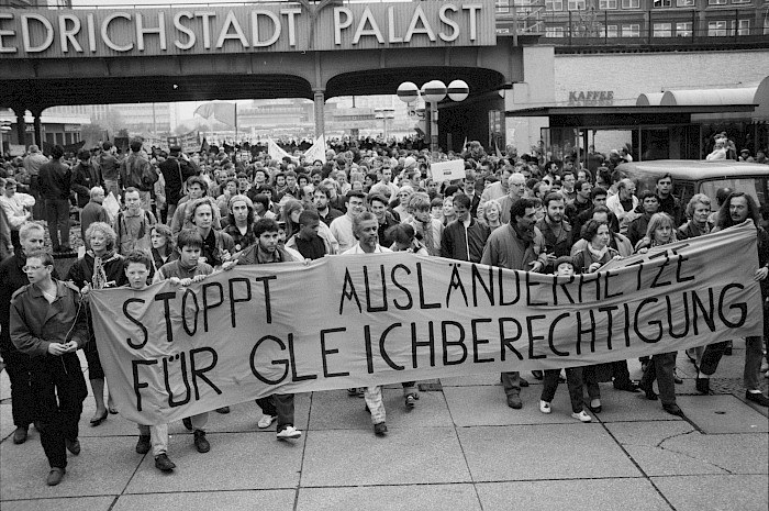 Demonstrationen gegen Ausländer-Feindlichkeit in Ost-Berlin im Jahr 1990.