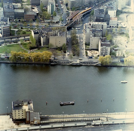 Luftaufnahme der Staatssicherheit des Grenzgebiets an der Oberbaumbrücke, rechts: das kleine Pförtnerhaus mit zwei Eingängen, links: der Speicher, nach 1977