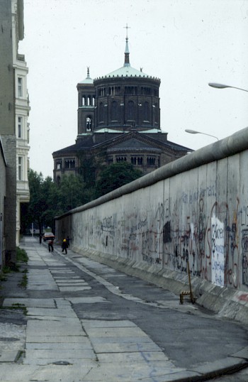 Wie hier am Bethaniendamm 1984 zerschnitt die Mauer viele Straßen in Kreuzberg, sodass nur ein Gehweg blieb