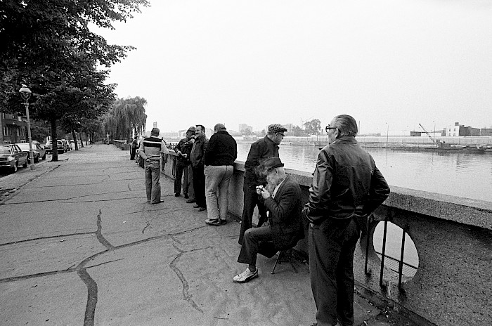 Menschen aus West-Berlin am Ufer der Spree.