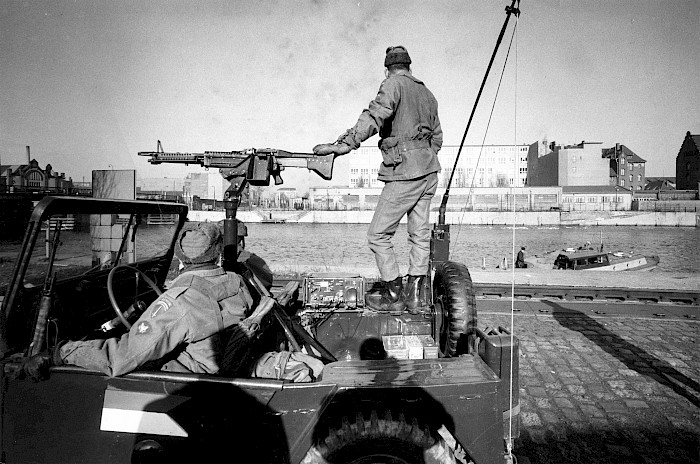 Das Ufer in Ost-Berlin mit Soldaten.