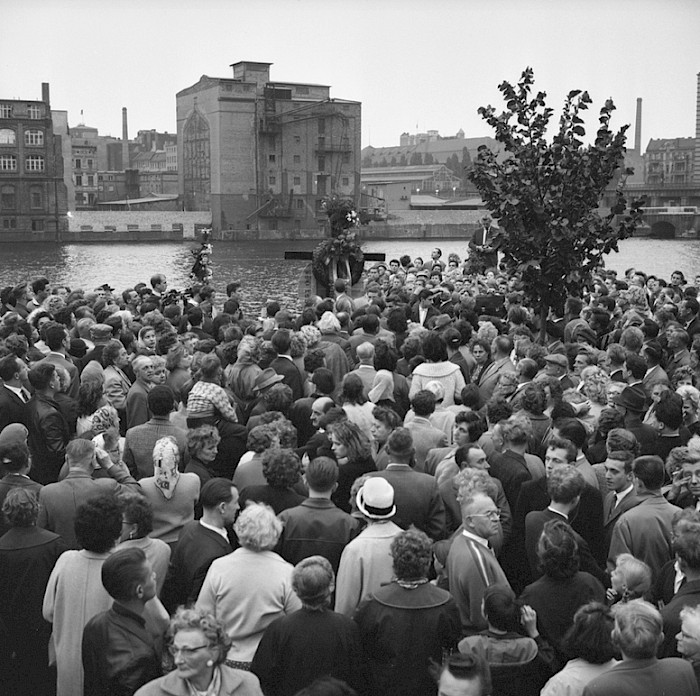 Gedenkveranstaltung für Udo Düllick am 9. Oktober 1961 am West-Berliner Ufer