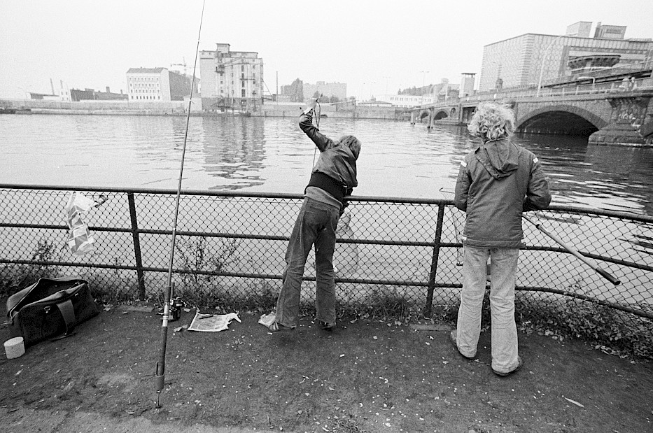 Jugendliche angeln in den 1970er Jahren in der Spree