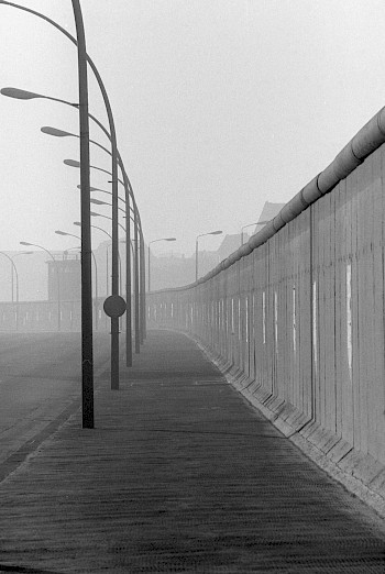 Blick auf einen Abschnitt der Berliner Mauer in der Mühlenstraße, 25.01.1990