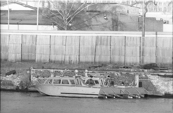 Ein Boot der DDR-Grenztruppen vor dem Zaun am Ost-Berliner Ufer der Spree, 1980