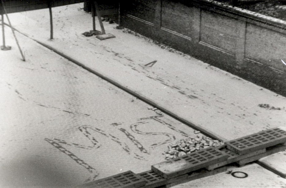 In Ost-Berlin war es vor 1989 so gut wie unmöglich, die Grenzmauer zu bemalen. Die Mauer wurde engmaschig überwacht, jeder Versuch einer Bemalung hätte zu einer Verhaftung geführt. Dennoch fanden die Menschen andere Wege, gegen die Mauer zu protestieren, etwa durch einen Schriftzug im Schnee wie an der Bernauer Straße im Januar 1962