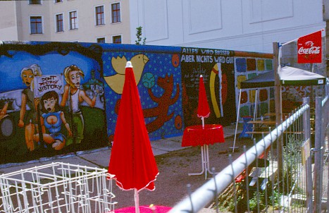 Die Kunstwerke von 1998 auf der ehemaligen Grenzmauer an der Stresemannstraße, 2002