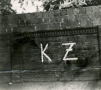Schriftzug „KZ DDR“ auf der West-Berliner Mauerseite in der Liesenstraße, Berlin-Wedding, 1961/1962