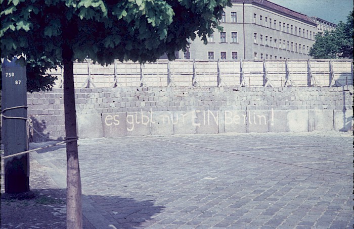 Protest gegen die Teilung Berlins an der Westseite der Grenzmauer in der Bernauer Straße / Schwedter Straße in Berlin-Wedding, 1962