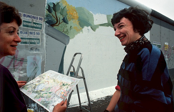 Christine MacLean und Muriel Raoux im Gespräch an der East Side Gallery, 1990
